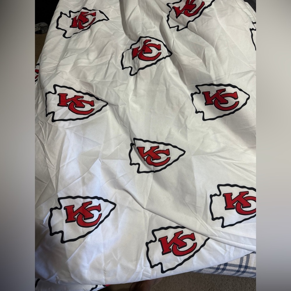 KC chiefs fitted sheet. For a full size bed. Only used to try on
